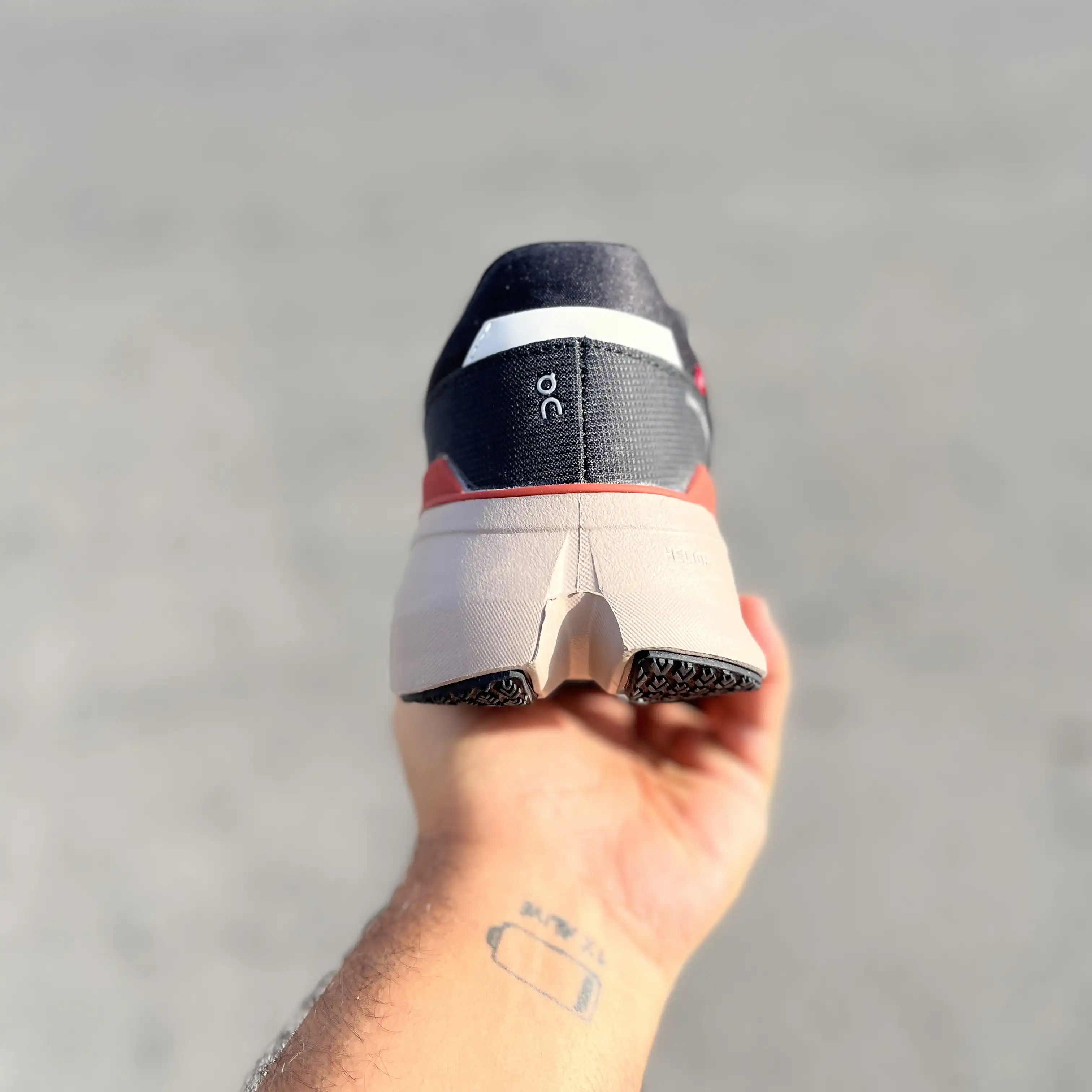 تصویر آن رانینیگ کلود تک Qc